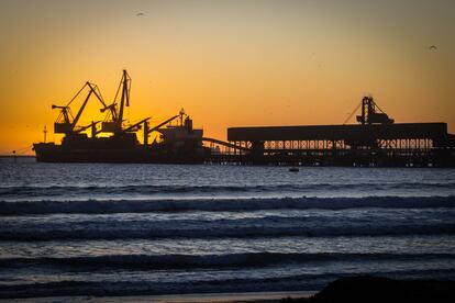 Un buque carguero realiza maniobras de descarga en uno de los muelles industriales en el Puerto Ventanas.