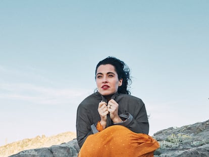 Sílvia Pérez Cruz, retratada sobre unas rocas cercanas al faro del cabo de Creus. Unos paisajes, los de este parque natural y los del Empordà, que influyen según ella en su música y en su forma de ser.