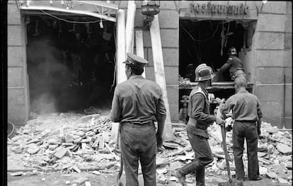 El 13 de septiembre de 1974 un artefacto hizo explosión a primeras horas de la tarde en la cafetería  "Rolando", situado en la calle del Correo, frente a la fachada lateral de la Dirección General de Seguridad en la céntrica Puerta del Sol. En la explosión resultaron muertas 13 personas y más de setenta heridos de diversa consideración. En la imagen, los miembros de los cuerpos de seguridad y operarios participan en las labores de rescate y desescombro.