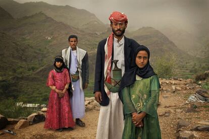 El libro centra la atención también en los matrimonios con niñas. La fotografía, tomada en la ciudad yemení de Hajjah, muestra a Tahani, de ocho años, junto a su marido Majed, de 27, y a su antigua compañera de clase Ghada, también de ocho años, con su marido.