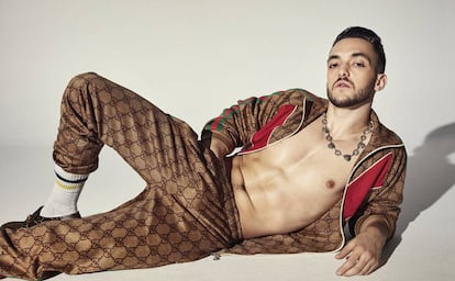 C. Tangana posa en exclusiva para ICON con su actitud más arrogante. Va vestido de Gucci.