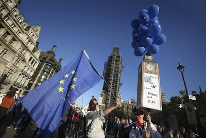 Una mujer sujeta una bandera de la Unión Europea durante la marcha protesta en contra del Brexit por el centro de Londres.