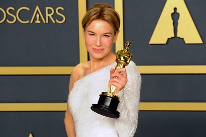 Renée Zellweger (50 años)

Más de tres lustros después de su última presencia en los Premios Oscar, y tras haber estado en la diana de la prensa sensacionalista los últimos tiempos por unos supuestos retoques estéticos, Zellweger ha consolidado su renacimiento profesional en la primera línea con la estatuilla a mejor actriz por su papel de una crepuscular Judy Garland en Judy.