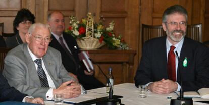 El líder del Partido Democrático Unionista, Ian Paisley, y el del Sinn Féin, Gerry Adams, en 2007.