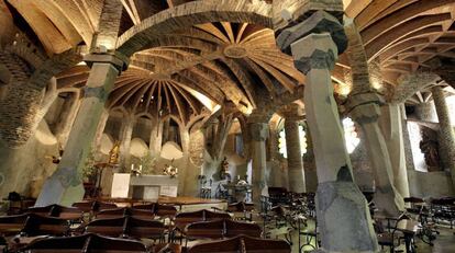 La cripta de Gaudí a la Colònia Güell a Santa Coloma de Cervelló, amb les columnes de basalt i les rèpliques dels bancs.