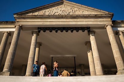 Las columnas de la parte frontal de la construcción, de unos 20 metros de altura, enmarcan los muros imponentes y los pisos hechos con mármol y azulejos.