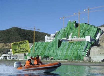 60 activistas de Greenpeace cubrieron ayer con 18.000 metros cuadrados de tela verde el hotel de El Algarrobico.