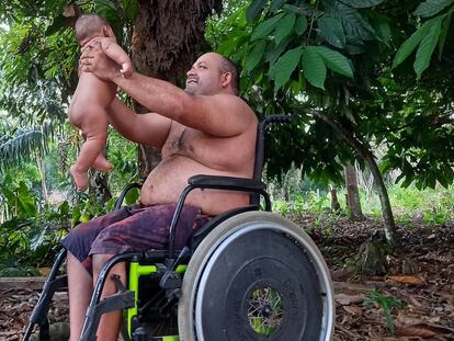 En la foto, tomada el 20 de julio, el niño Eduardo está con su padre, Erasmo Theofilo, un líder campesino en Brasil