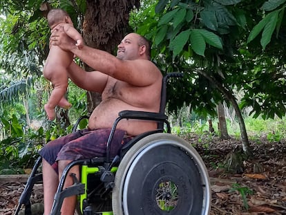 En la foto, tomada el 20 de julio, el niño Eduardo está con su padre, Erasmo Theofilo, un líder campesino en Brasil