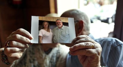 Una pareja de damnificados muestra una foto en la que aparece el matrimonio venezolano que presuntamente les estaf&oacute;.