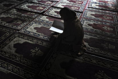 Un mujer lee el Corán en la mezquita de Jamia, en Srinagar, en Cachemira, India. Durante el mes de ramadán los musulmanes leen su libro sagrado.