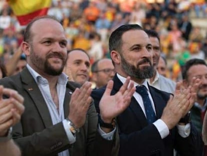 Antonio Corrales, a la izquierda, con Santiago Abascal, en un mitin electoral en Valdemoro el año pasado.