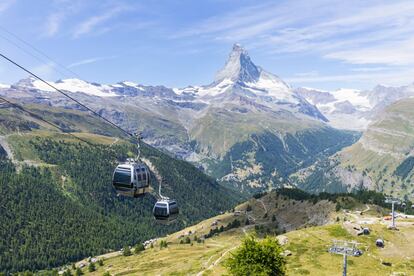 Con 3.883 metros, el Klein Matterhorn (en la foto) es el pico más alto de los Alpes Peninos, con vistas a Zermatt, en el cantón suizo de Valais. También es el lugar más alto de Europa al que se puede llegar por teleférico, así como por cualquier otro medio de transporte. Desde finales de 2018, 25 modernas cabinas discurren en paralelo a la vieja línea de teleférico (que aún sigue funcionando) hasta la estación de montaña más elevada del continente. Cuatro de ellas son góndolas especiales 'Crystal ride', en las que se han utilizado miles de cristales de Swarovski. Gracias a su suelo enteramente de vidrio, los viajeros pueden sentirse literalmente suspendidos a escasos 170 metros del glaciar. Al llegar arriba les espera una plataforma de observación convertida en uno de los grandes iconos de Zermatt. Esquiadores, alpinistas, escaladores y fotógrafos de todo el mundo disfrutan cada año de una de las mayores panorámicas de los Alpes, abarcando un impresionante rosario de cumbres de más de 4.000 metros, desde el Mont Blanc y el Grand Paradiso, al Matterhorn y el Macizo del Mischabel.