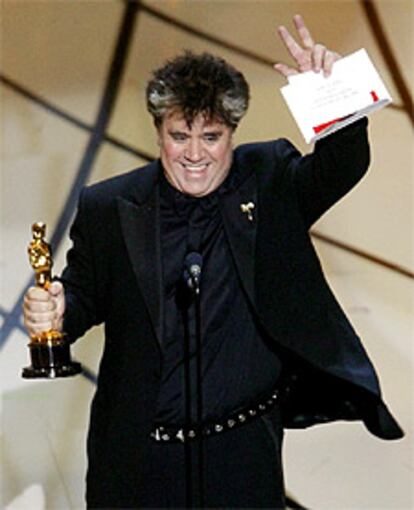 Pedro Almodóvar, recogiendo el oscar al mejor guión original.