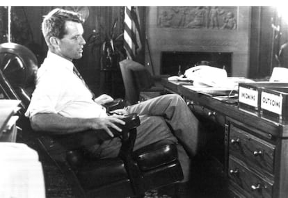 A figura de Robert F. Kennedy ia adquirindo relevância à medida em que avançava a campanha. Além de fazer parte de uma família icônica nos Estados Unidos e de ser senador por Nova York, ele exerceu o cargo de promotor geral entre 1961 e 1963. Na imagem, em seu escritório no Departamento de Justiça.