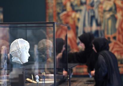 Uma mulher observa uma estátua exposta em uma galeria do Louvre de Abu Dhabi durante uma coletiva de imprensa. O percurso, composto por uns 600 objetos (a metade, empréstimos franceses e a outra metade, da incipiente coleção permanente), tem início no ano 6.500 a. C. e termina hoje mesmo, com um baixo-releveo de inspiração mesopotâmica da artista das mensagens luminosas, Jenny Holzer.