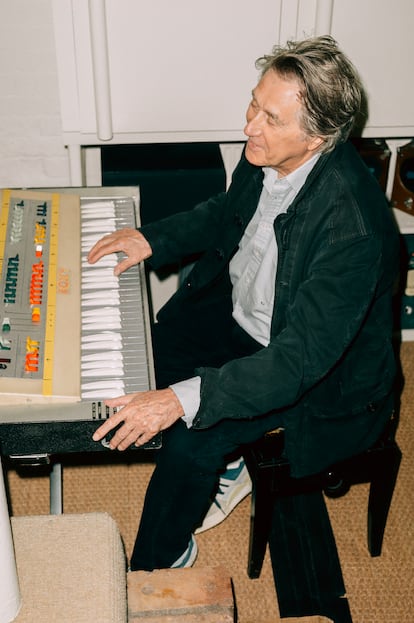 Bryan Ferry fotografiado en el estudio de su casa de Londres.