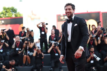 Aaron Taylor-Johnson con un traje muy pequeñito en el Festival de Venecia en 2024.