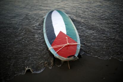 La bandera palestina decora una tabla de surf en la playa de la ciudad de Gaza, el 23 de diciembre de 2014.