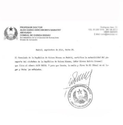 UN CERTIFICADO A MÁQUINA DE ESCRIBIR. El abogado argentino Aldo Darío Herchhoren acreditó el pasaporte de Rivers con un rudimentario escrito bajo un falso membrete de Cónsul de Guinea Bissau.