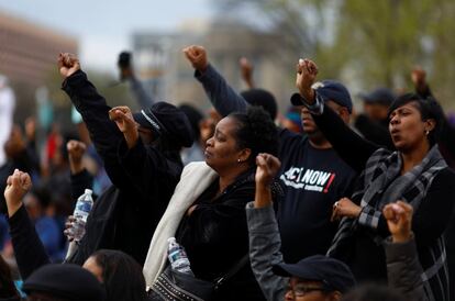 Varios participantes alzan el puño, durante un homenaje a Martin Luther King, en Washington.