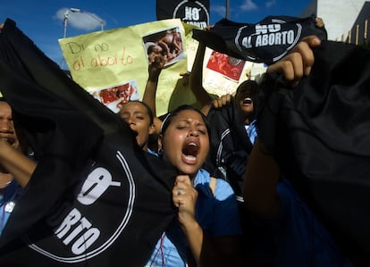 Manifestantes católicos contra o aborto seguram cartazes com os dizeres “Diga não ao aborto, sim à vida”, em frente ao Congresso da República Dominicana, em outubro de 2007.