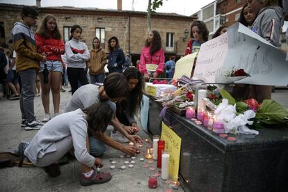 Jóvenes en Salas de los Infantes poniendo velas en homenaje a la mujer asesinada por su pareja.