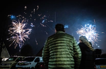 En Maasdam (Países Bajos), habitantes se reúnen a ver los fuegos artificiales. Maasdam es el único de los 13 municipios neerlandeses en el que se permiten los fuegos artificiales.