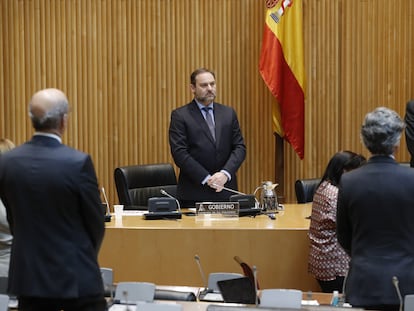 El ministro de Transportes, José Luis Ábalos, y el resto de miembros de la comisión parlamentaria guardan un minuto de silencio al inicio de la misma.