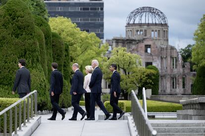 Los líderes del G-7, ante la célebre cúpula de Hiroshima símbolo del horror nuclear, este viernes.