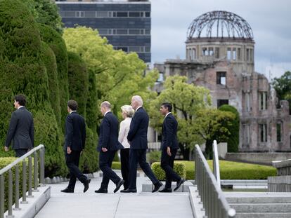 Los líderes del G-7, ante la célebre cúpula de Hiroshima símbolo del horror nuclear, este viernes.