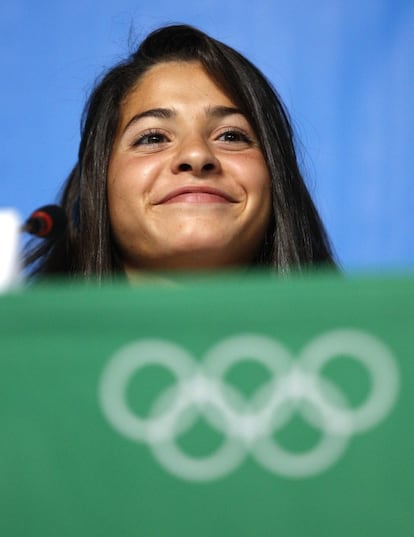 Yusra Mardini, 18 años. Esta siria, miembro del primer equipo olímpico de refugiados, hizo historia este verano en Río de Janeiro y no porque batiera algún récord, sino porque era la única competidora en la piscina que había nadado, literalmente, para salvar su vida. Cuando dejó su hogar, junto con su hermana y otros dos refugiados, tuvo que tirarse de una barca averiada durante 3 horas nadando por las aguas abiertas del mar Egeo. Aunque no llegó a las semifinales de la competición olímpica, Mardini se convirtió en el rostro de millones de refugiados y emigrantes que han llegado a las costas europeas en los últimos meses, esperando encontrar una vida mejor.