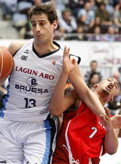 David Doblas, del Bruesa, trata de irse con el balón ante la oposición de Chris Moss, del Murcia.