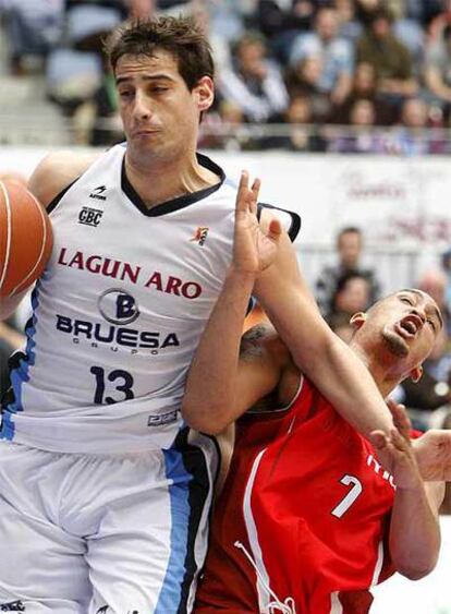 David Doblas, del Bruesa, trata de irse  con el balón ante la oposición de Chris Moss, del Murcia.