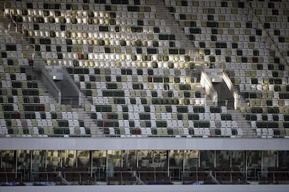 Os assentos das arquibancadas, por exemplo, estão pintados com cinco cores, com uma distribuição aleatória, destacando o marrom nas primeiras filas e o verde nas do meio, para simular a imagem de um bosque.