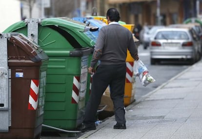 Un vecino de Irún deposita una bolsa de basura en un contenedor.
