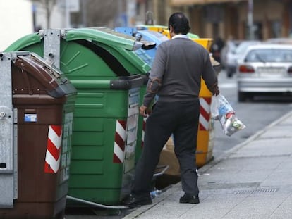 Un vecino de Irún deposita una bolsa de basura en un contenedor.