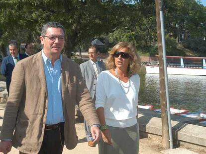 El alcalde de Madrid, Alberto Ruiz-Gallardón, y la delegada de Medio Ambiente, Ana Botella, en la Casa de Campo.