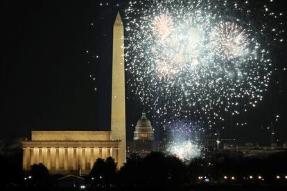 Fuegos artificiales lanzados desde el National Mall para festejar la investidura de Joe Biden.