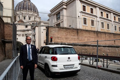 El vehículo del Papa a su llegada a la residencia de Santa Marta, este domingo en Roma. 
