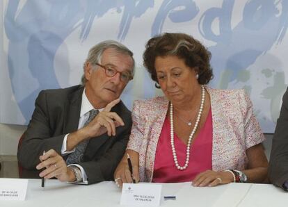 El alcalde de Barcelona, Xavier Trías, y su homóloga de Valencia, Rita Barberá, durante la cumbre de alcaldes por el Eje Mediterráneo