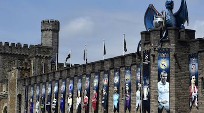 Uma réplica da taça da Champions League, acima do Castelo de Cardiff.