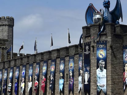 Uma réplica da taça da Champions League, acima do Castelo de Cardiff.