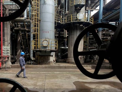 Un empleado recorre las instalaciones de una refinería de petróleo en Wuhan, donde comenzó el brote de coronavirus Covid-19.