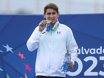 Diego Balleza celebra con la medalla de oro en los Juegos Centroamericanos y del Caribe.