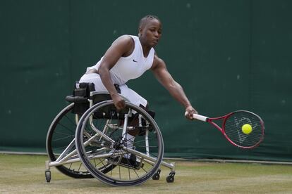 La sudafricana Kgothatso Montjane devuele la pelota a la japonesa Momoko Ohtani durante el partido de semifinales de individuales en silla de ruedas en la undécima jornada del Campeonato de Tenis de Wimbledon en Londres.