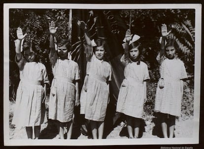 Niñas saludando a la 'Nueva España'. (Auxilio Social 1936-1939). BIBLIOTECA NACIONAL