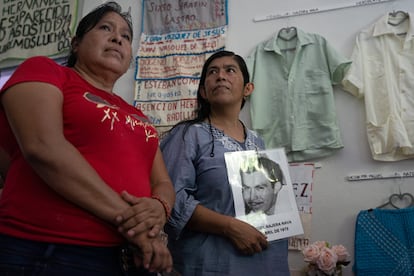 Berenice Nájera, porta una fotografía de su padre Miguel Nájera, desaparecido en abril de 1973 en San Vicente de Benítez (Guerrero), durante la inauguración del museo.