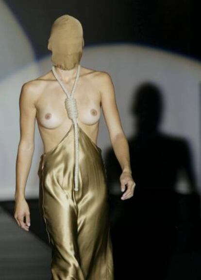 Una de las modelos del primer desfile de David Delfín en la Mercedes-Benz Fashion Week Madrid, en 2002