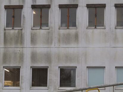 Ventanas del Meixoeiro de Vigo, con desprendimientos y filtraciones.